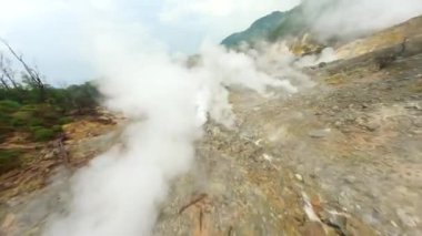 Endonezya 'daki Kawah Ratu volkan krateri üzerinde sinematik FPV uçuşu