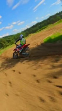 Yüksek hızda bir motosiklet yarışçısının dinamik FPV görüntüsü. Ekstrem spor, adrenalin ve yarış kavramları.