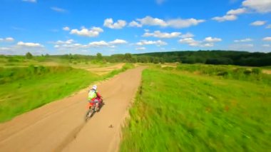 Yüksek hızda bir motosiklet yarışçısının dinamik FPV görüntüsü. Ekstrem spor, adrenalin ve yarış kavramları.