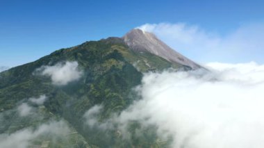 Endonezya 'daki büyüleyici Merapi volkanının havadan görünüşü