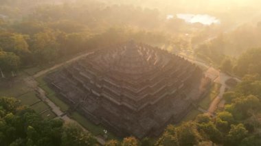 Endonezya 'nın başkenti Yogyakarta' daki görkemli Borobodur Tapınağı 'nın hava manzarası..