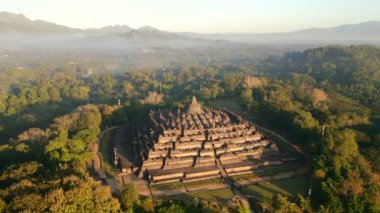 Endonezya 'nın başkenti Yogyakarta' daki görkemli Borobodur Tapınağı 'nın hava manzarası..