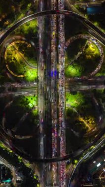 Jakarta, Endonezya 'da yoğun saatlerde çok şeritli yolda hava trafiğinin zamanlaması