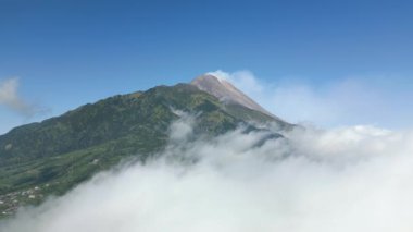 Endonezya 'daki büyüleyici Merapi volkanının havadan görünüşü