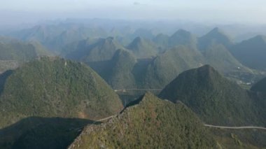Ha Giang döngü rotasındaki peri masalı dağ manzarası, Kuzey Vietnam