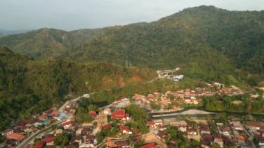 Vang Vieng, Laos yakınlarındaki bir dağ vadisinde küçük güzel bir köyün hava manzarası.