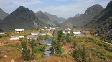 Kuzey Vietnam 'daki Ha Giang Döngüsü' ndeki dağ etnik köyünün hava manzarası..