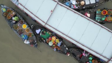 Mekong Delta, Vietnam 'daki geleneksel yüzen pazar havadan görünüyor.