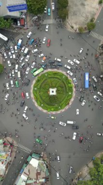 Ho Chi Minh City, Vietnam 'daki kavşakta sabah trafiğinin hava görüntüsü.