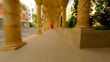 Vietnam 'daki Phu Quoc Adası' nda Sunset Town 'ı keşfederken Vietnam şapkalı kadın gezginin dinamik FPV görüntüsü. Vietnam seyahati, turizm ve macera kavramları.