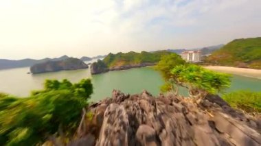 Cat Ba Adası, Vietnam 'daki Rocky Formasyonlarına Yakın Sinema FPV Uçuşu