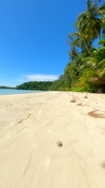 Tayland 'daki tropik cennet adasındaki beyaz kumlu plajda yumuşak FPV uçuşu