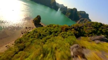 Vietnam 'daki Ha Long Körfezi' ndeki manzaralı kireçtaşı adalarına yakın sinematik FPV uçuşu.