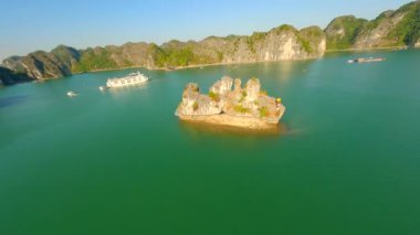 Vietnam 'da In Ha Long Körfezi' nde sinematik FPV uçuşu