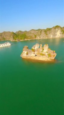Vietnam 'da In Ha Long Körfezi' nde sinematik FPV uçuşu