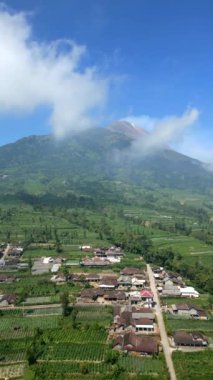 Aktif Merapi volkanı ve Endonezya yamacındaki pitoresk köyün havadan görünüşü