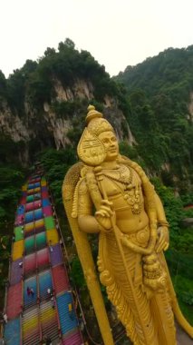 Malezya 'nın Kuala Lumpur kentindeki Batu Mağaraları ve Murugan' ın altın heykelinin sinematik FPV görüntüleri