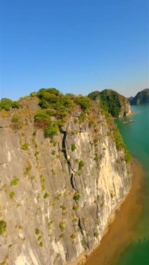 Vietnam 'daki Ha Long Körfezi' ndeki manzaralı kireçtaşı adalarına yakın sinematik FPV uçuşu.