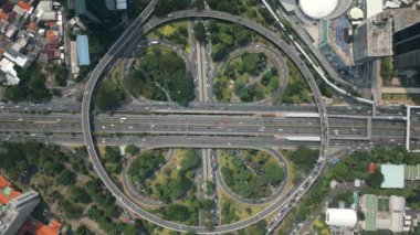 Jakarta, Endonezya şehir merkezindeki çok şeritli yolda sabah trafiğinin hava görüntüsü.