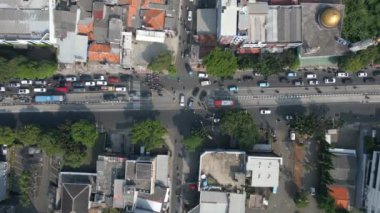 Jakarta, Endonezya 'daki yerleşim alanındaki kavşaktaki sabah trafiğinin hava görüntüsü