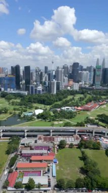 Kuala Lumpur şehrinin gökyüzü manzarası ve çevre yolunda ve Malezya 'da trafik