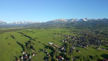 Yazın Zakopane ve Tatra Dağları 'nın hava manzaralı kenar mahalleleri, Polonya
