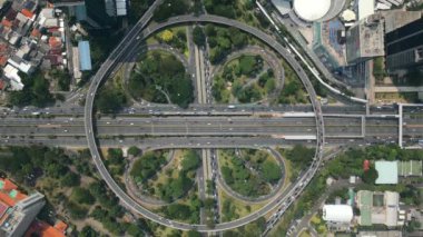 Jakarta, Endonezya şehir merkezindeki çok şeritli yolda sabah trafiğinin hava görüntüsü.
