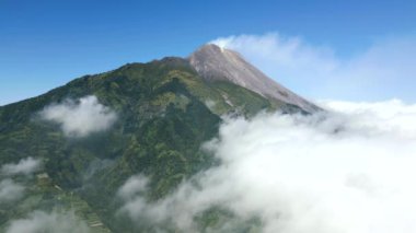 Endonezya 'daki büyüleyici Merapi volkanının havadan görünüşü