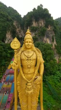 Malezya 'nın Kuala Lumpur kentindeki Batu Mağaraları ve Murugan' ın altın heykelinin sinematik FPV görüntüleri
