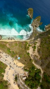 Endonezya 'nın Nusa Penida adasındaki büyüleyici Elmas Sahili üzerinde FPV uçuşu