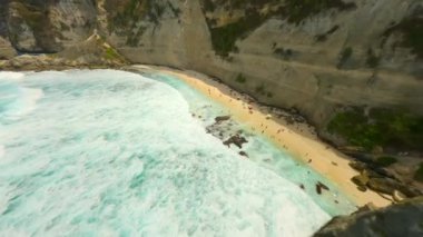 Endonezya 'nın Nusa Penida adasındaki büyüleyici Elmas Sahili üzerinde FPV uçuşu