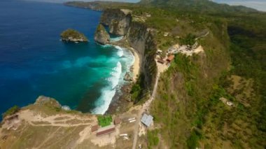 Endonezya 'nın Nusa Penida adasındaki büyüleyici Elmas Sahili üzerinde FPV uçuşu