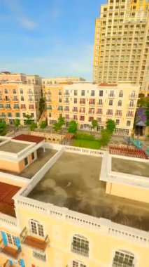 Vietnam 'daki Phu Quoc Adası' nda Sunset Town 'ı keşfederken Vietnam şapkalı kadın gezginin dinamik FPV görüntüsü. Vietnam seyahati, turizm ve macera kavramları.