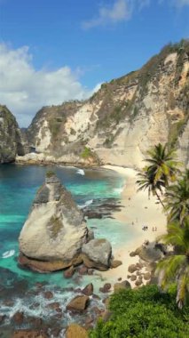 Endonezya, Bali yakınlarındaki Nusa Penida Adası 'ndaki büyüleyici elmas sahili.