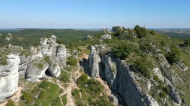 Yazın kireçtaşı kayaları olan yeşil dağlık arazinin hava manzarası, Polonya