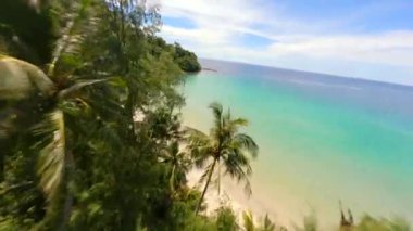 Tayland 'daki Koh Kood adasındaki beyaz kumsal ve turkuaz deniz üzerinde sinematik FPV uçuşu