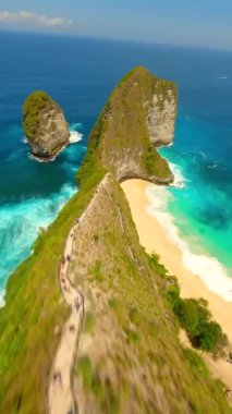 Endonezya, Bali yakınlarındaki Nusa Penida Adası 'nda Kelingking Plajı üzerinde FPV uçuşu