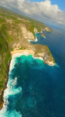 Endonezya, Bali yakınlarındaki Nusa Penida Adası 'nda Kelingking Plajı üzerinde FPV uçuşu