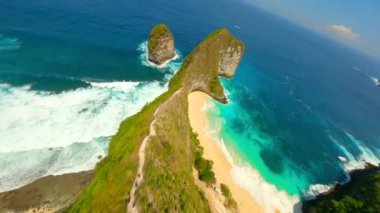 Endonezya, Bali yakınlarındaki Nusa Penida Adası 'nda Kelingking Plajı üzerinde FPV uçuşu