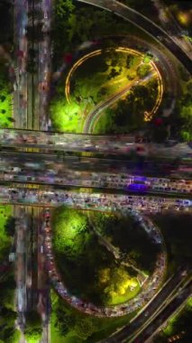 Jakarta, Endonezya 'da yoğun saatlerde çok şeritli yolda hava trafiğinin zamanlaması