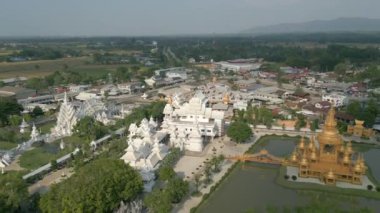 Chiang Rai, Tayland 'daki Beyaz Tapınak ve Altın Tapınak' ın Havadan Görünümü