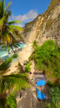 Endonezya 'nın Bali kenti yakınlarındaki Nusa Penida adasındaki büyüleyici Elmas Sahili üzerinde sinematik FPV uçuşu