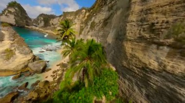 Endonezya 'nın Bali kenti yakınlarındaki Nusa Penida adasındaki büyüleyici Elmas Sahili üzerinde sinematik FPV uçuşu