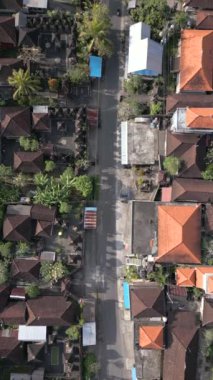 Ubud, Bali, Endonezya 'daki geleneksel yerel binaların hava manzarası