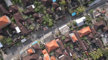 Ubud, Bali, Endonezya 'daki geleneksel yerel binaların hava manzarası