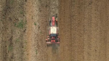 Tarlaya tahıl eken traktörün üst görüntüsü