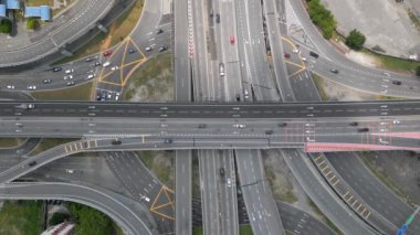 Kuala Lumpur, Malezya şehir merkezindeki çok şeritli yolda sabah trafiğinin hava görüntüsü.
