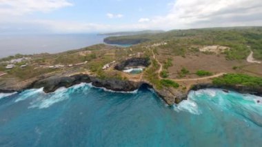 Endonezya, Bali yakınlarındaki Nusa Penida adasındaki çarpıcı Broken Beach üzerinde FPV uçuşu