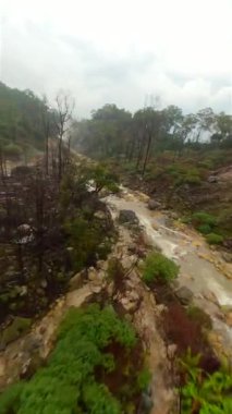 Endonezya 'daki Kawah Ratu volkan krateri üzerinde sinematik FPV uçuşu