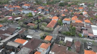 Bali, Endonezya 'daki yerel binaların hava görüntüsü